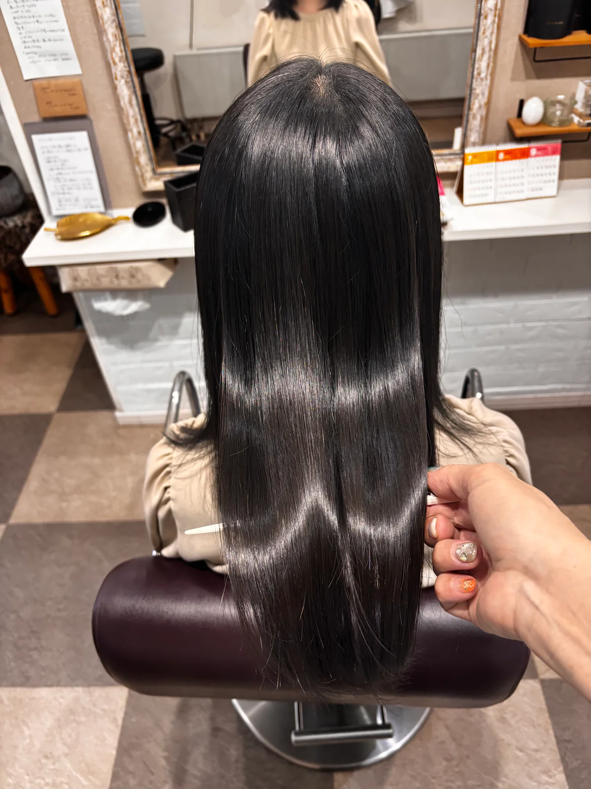 深い艶のある黒髪ロングスタイル