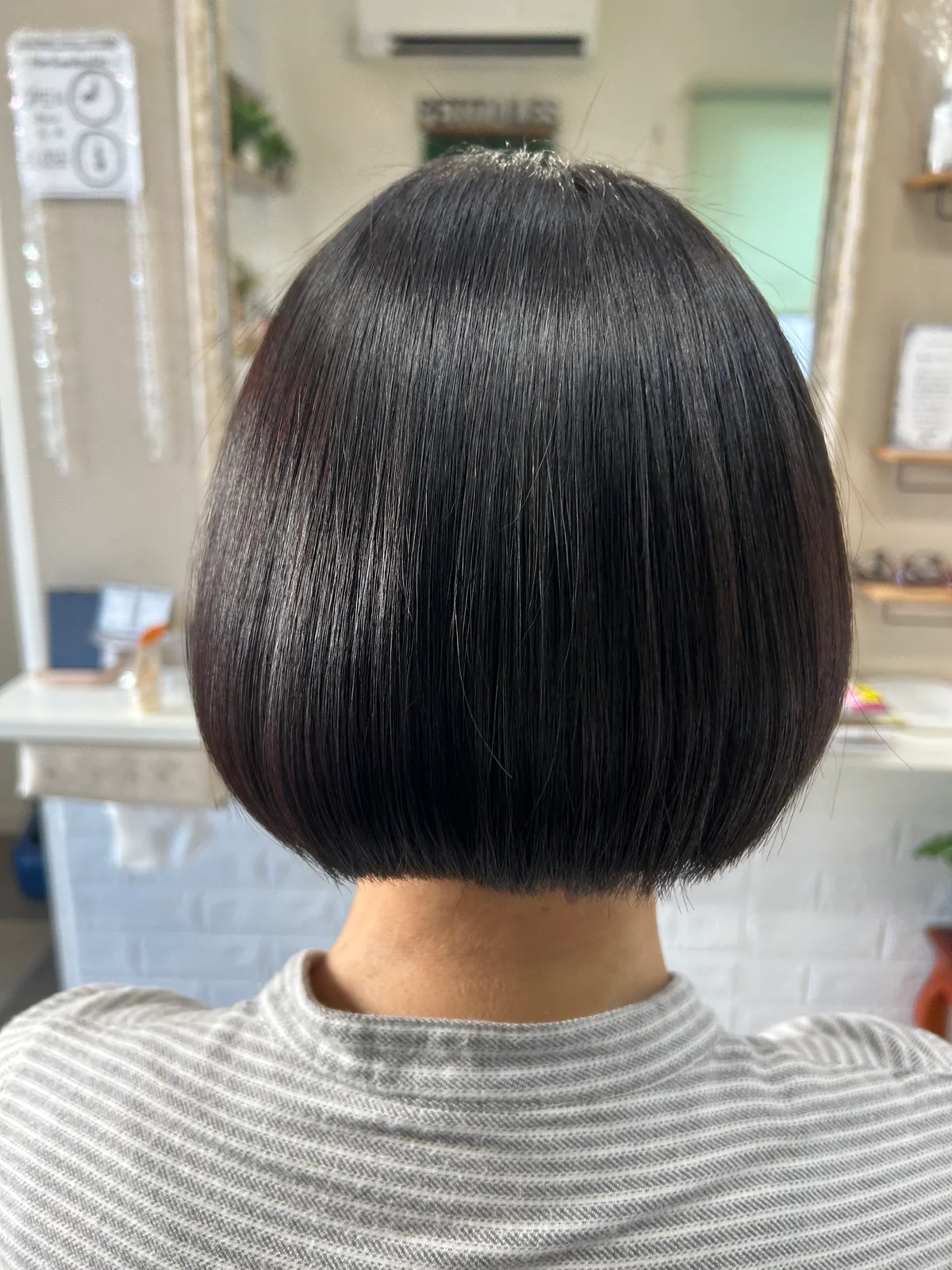 自然な丸みと艶のある黒髪ボブ