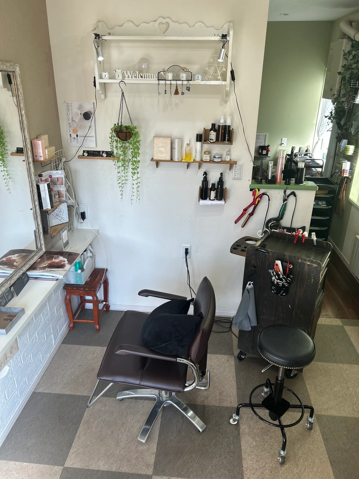 ヘアールーム プティエールの一席だけの店内